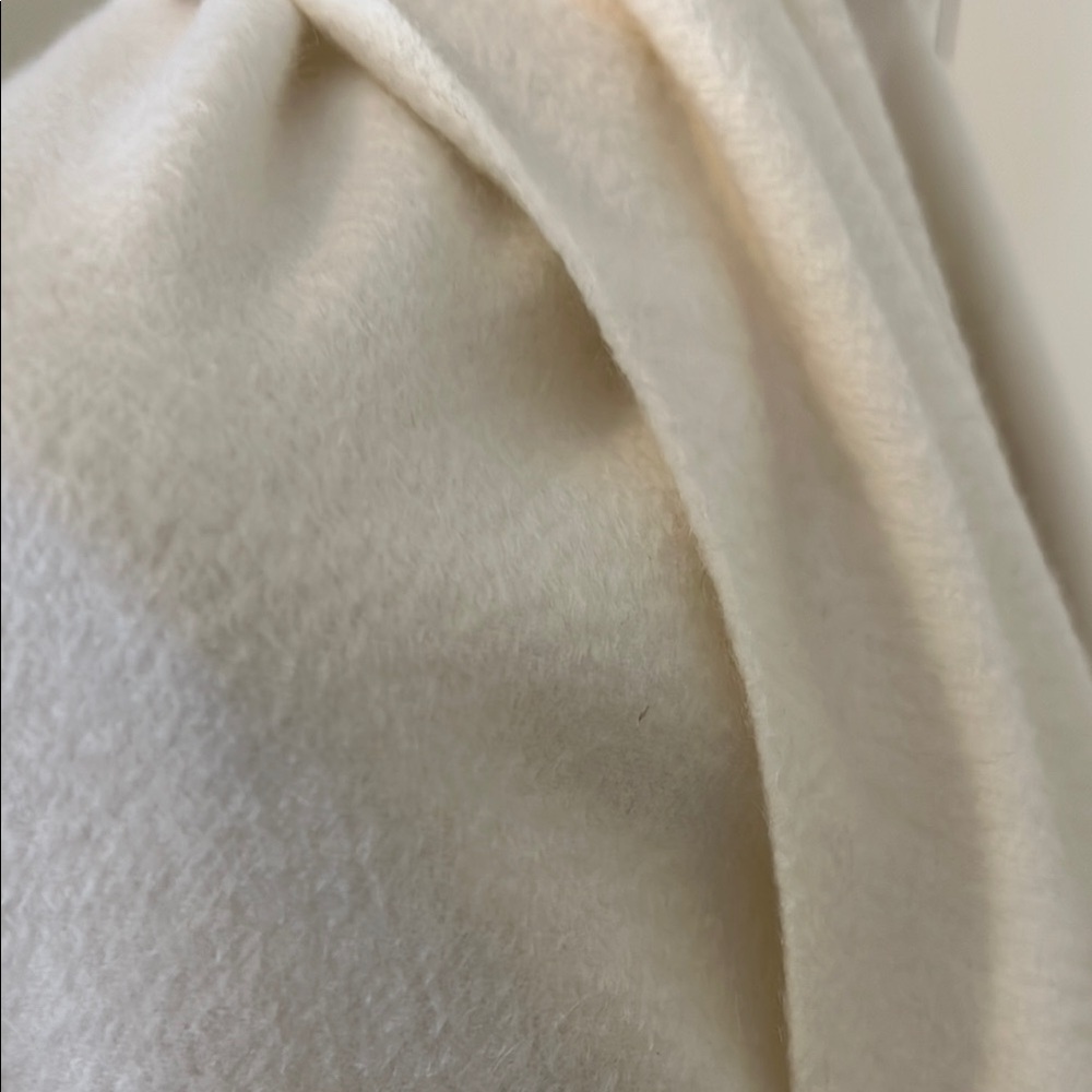 Elegant Cream Fringe Shawl by Hermes very rare and beautiful - Picture 9 of 11